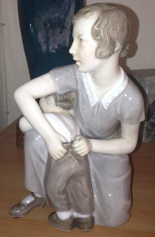 Royal Copenhagen Figurine Mother with child No 3019
