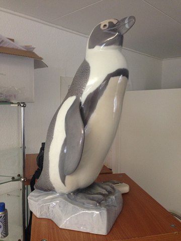 Bing & Grondahl Large Pingvin Figurine No 2059
