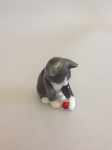 Bing & Grondahl Mothers day figurine of a cat from 1994