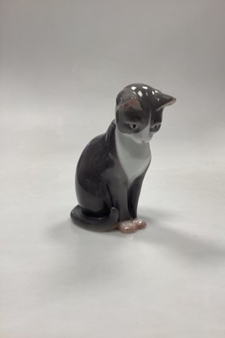 Bing and Grondahl Figurine Sitting Cat No. 1876