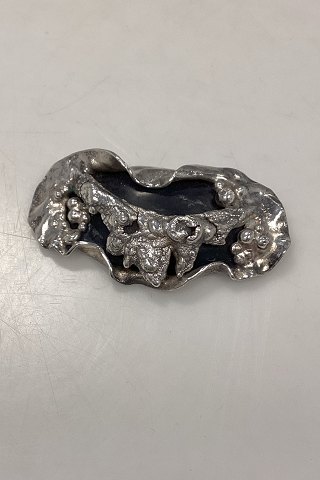 Ornamented Jacob Hull Brooch in Silver Plated Metal with Black Stone