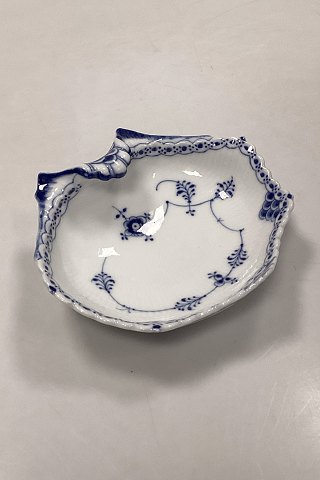 Royal Copenhagen Blue Fluted Half Lace Mussel-shaped Dish No. 556