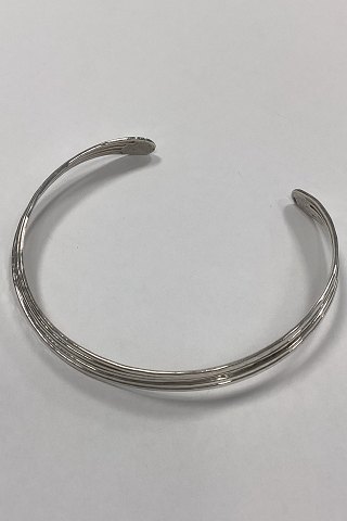 Modern Open Neckring in Silver. 