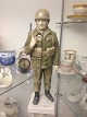 Bing and Grondahl B&G 2444 Gunner - Army -soldier in uniform 29 cm Marked with 
the three Royal Towers of Copenhagen. Bing & Groendahl In mint and nice 
condition